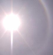 Aluminiumpartikel reflektieren das Sonnenlicht und erzeugen einen 'Sonnenhof' (Haloeffekt)