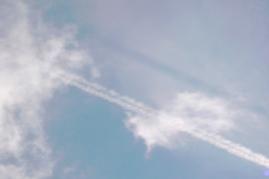 1201.10.2004: 15 Uhr 28-24: Die Abgas- oder Sprhwolke wirft deutlichen Schatten auf benachbarte natrliche oder knstlich erzeugte Wolken