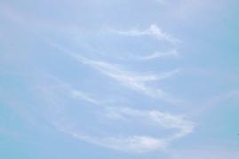 26.06.2004: 12 Uhr 54-04: 5 parallele Chemtrails, aus denen sich durch Wind gebogene, zirrusartige Wolken bilden.