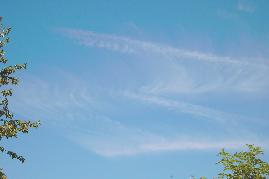 30.06.04: 11 Uhr 29-20: faserige Ausdehnung zirrusartiger Wolken entweder aus wolkenbildenden Flugzeugabgasen (JP8?) bzw. Sprhflugzeugen