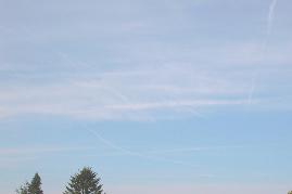 30.05.2004: 11 Uhr 14: Verstrkung der bestehenden Ct-Wolkenwand, scharfe Wolkenabgrenzung zum blauen Himmel, Bildung neuer Cts drin